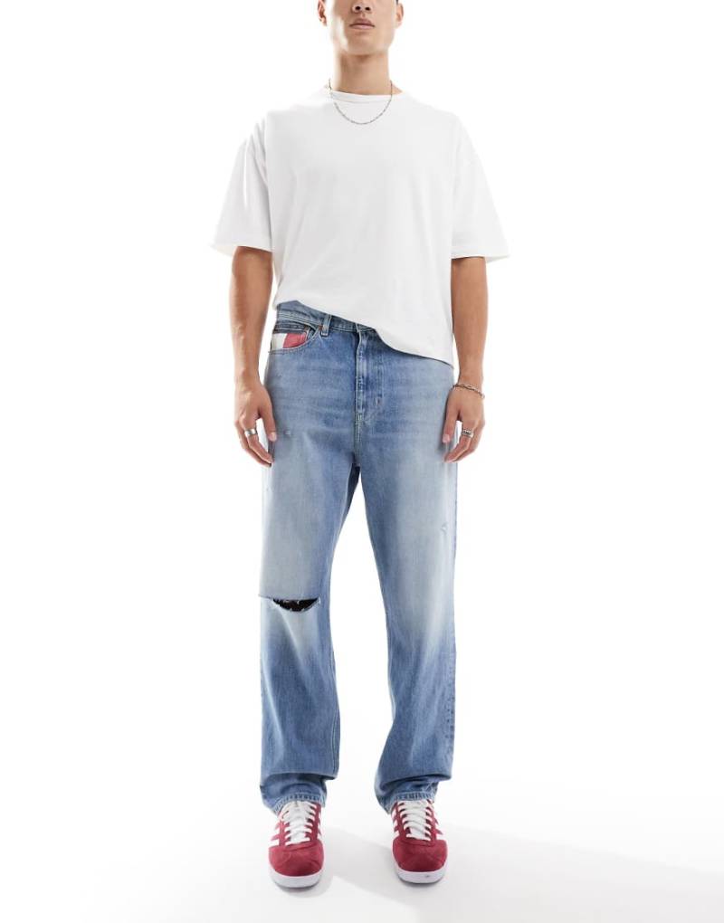 Tommy Jeans - Skater - Zerrissene Jeans in mittelblauer Waschung mit Flaggen-Details von Tommy Jeans