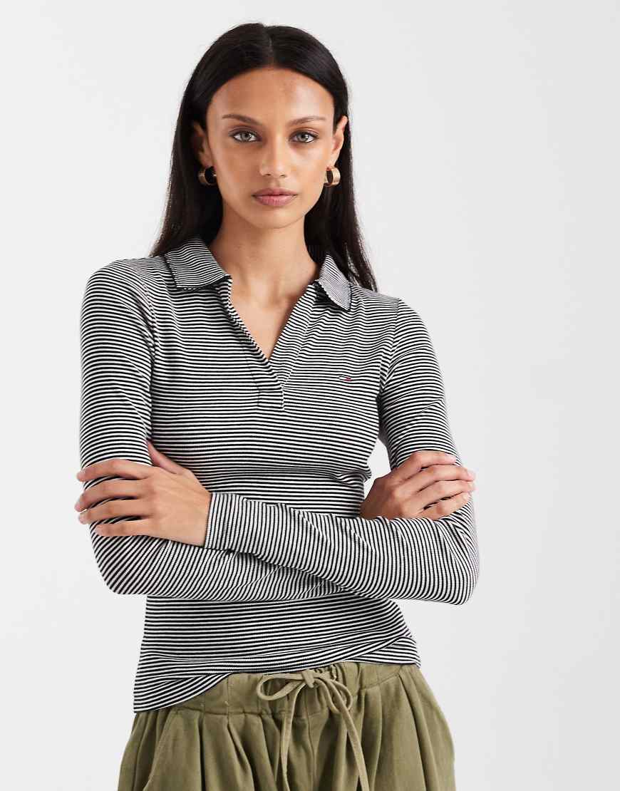 Tommy Jeans - Slim-Fit-Oberteil mit schwarz-weißen Streifen und Polokragen von Tommy Jeans