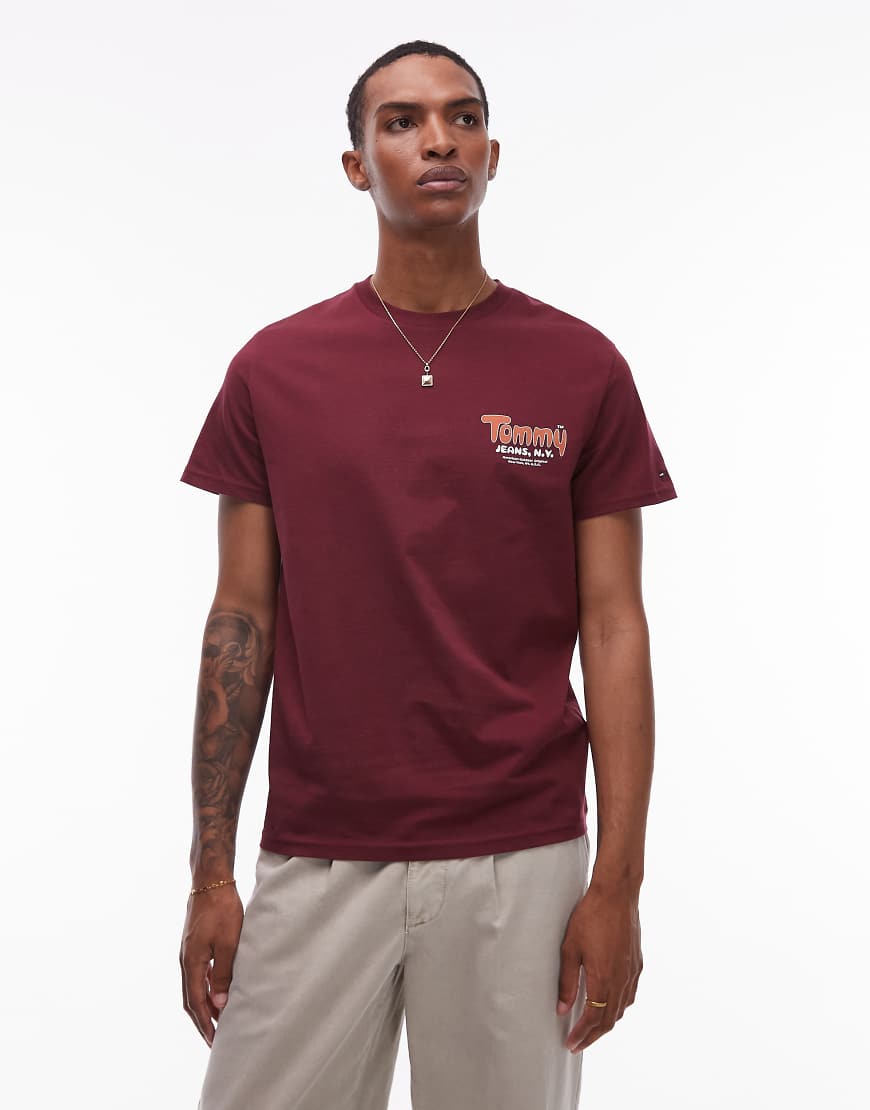 Tommy Jeans - Slim Fit T-Shirt in Burgunderrot mit Bubble-Logo auf der Brust von Tommy Jeans