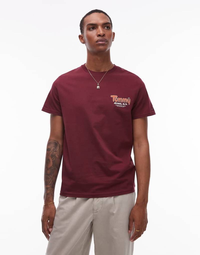 Tommy Jeans - Slim Fit T-Shirt in Burgunderrot mit Bubble-Logo auf der Brust von Tommy Jeans