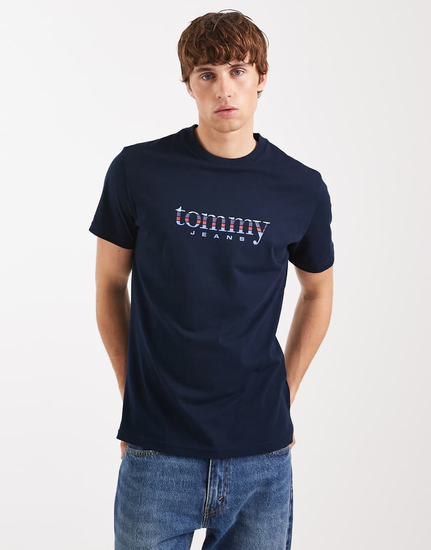Tommy Jeans - Slim-Fit-T-Shirt in Marineblau mit mittigem Logoprint mit Farbverlauf von Tommy Jeans