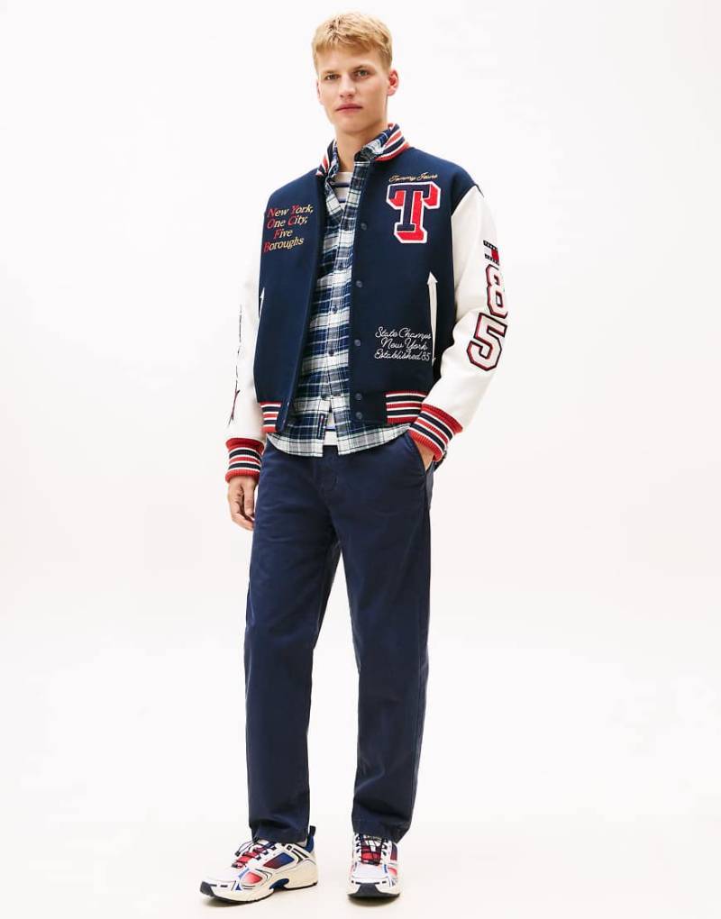 Tommy Jeans - Sonny - Schmal zulaufende Chinohose aus Twill in Dunkelblau von Tommy Jeans