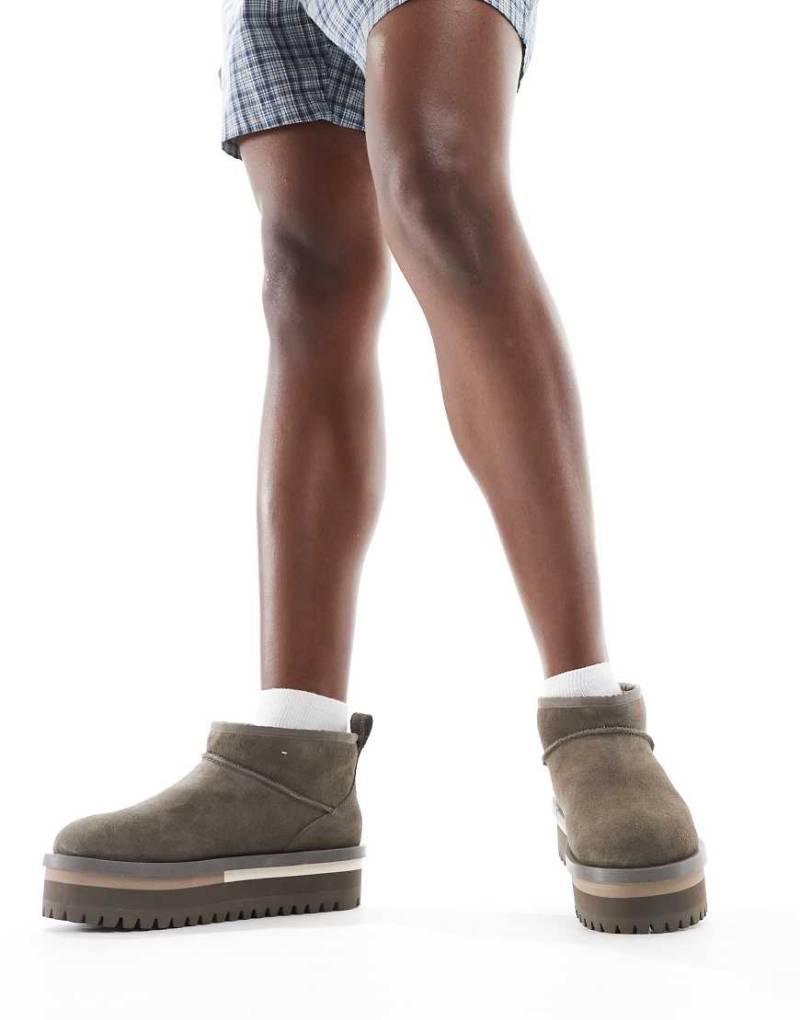 Tommy Jeans - Stiefel aus Wildleder in Grau mit flacher Plateausohle von Tommy Jeans