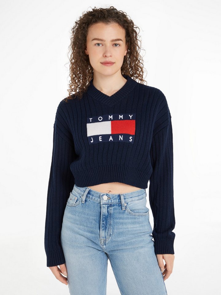 Tommy Jeans Strickpullover TJW VNCK CENTER FLAG SWEATER EXT mit Tommy Jeans Center Logo-Flag von Tommy Jeans