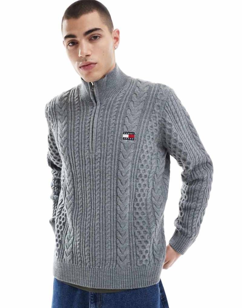 Tommy Jeans - Strickpullover in Grau mit Zopfmuster und kurzem Reißverschluss von Tommy Jeans