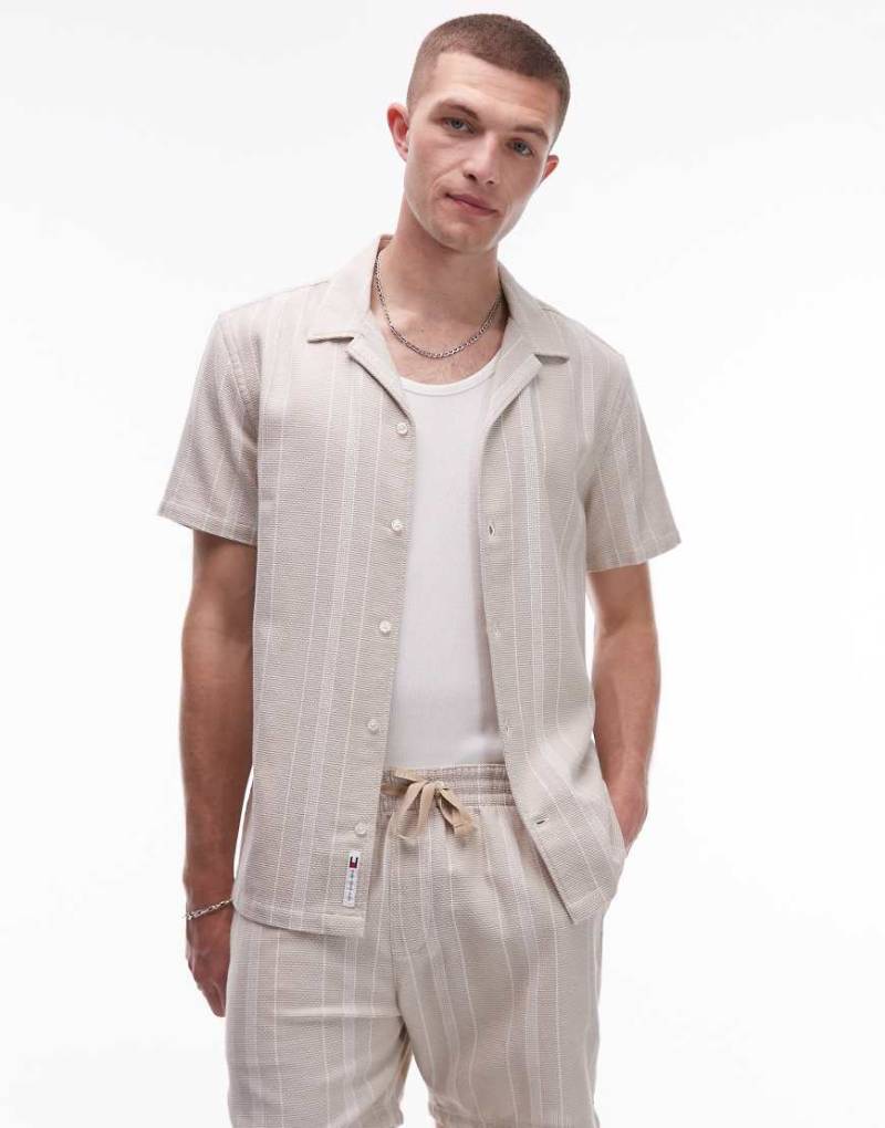 Tommy Jeans - Strukturiertes, kurzärmliges Regular-Fit-Hemd in Beige-Braun von Tommy Jeans