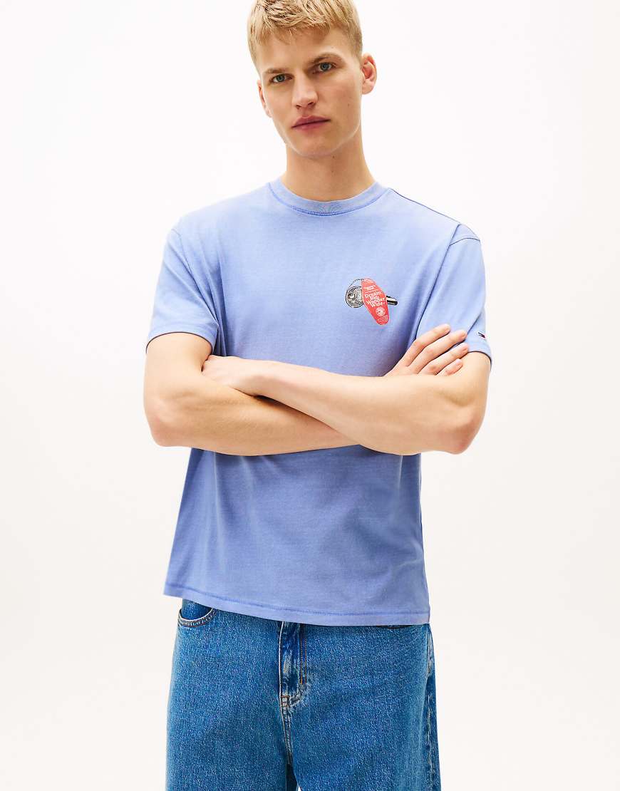 Tommy Jeans - Strukturiertes Relaxed-Fit-T-Shirt in Blau mit Slogan auf der Rückseite von Tommy Jeans