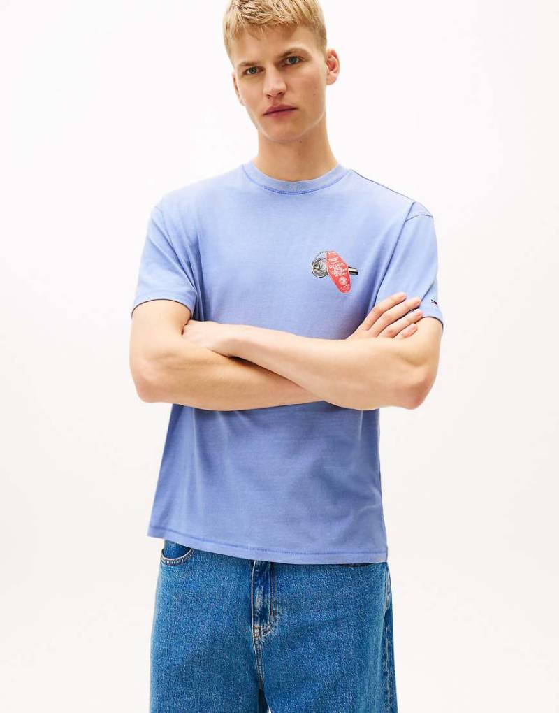 Tommy Jeans - Strukturiertes Relaxed-Fit-T-Shirt in Blau mit Slogan auf der Rückseite von Tommy Jeans
