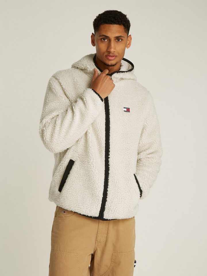 Tommy Jeans Plüschjacke TJM REG BADGE TEDDY ZIP TRU EXT mit Logopatch, leicht überschnittene Schultern von Tommy Jeans
