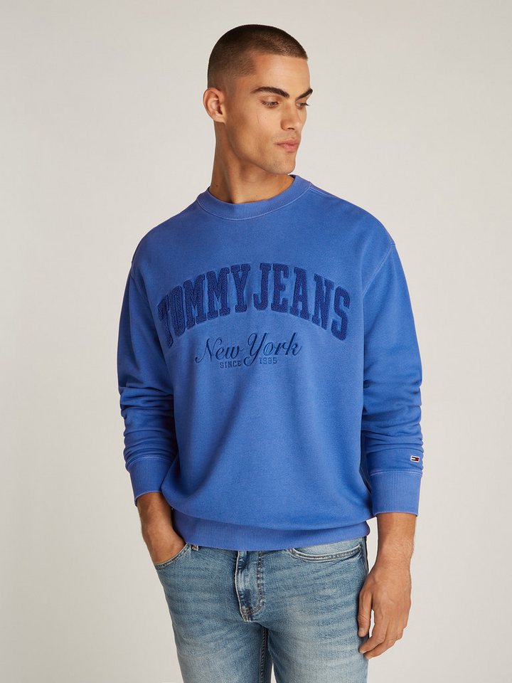 Tommy Jeans Sweatshirt TJM RLX VINTAGE VARSITY CREW mit großem Logo von Tommy Jeans