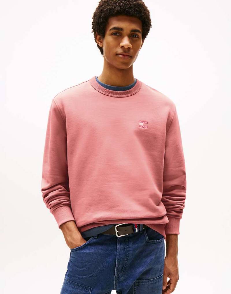Tommy Jeans - Sweatshirt in Beerenrosa mit farblich abgestimmtem Aufnäher von Tommy Jeans