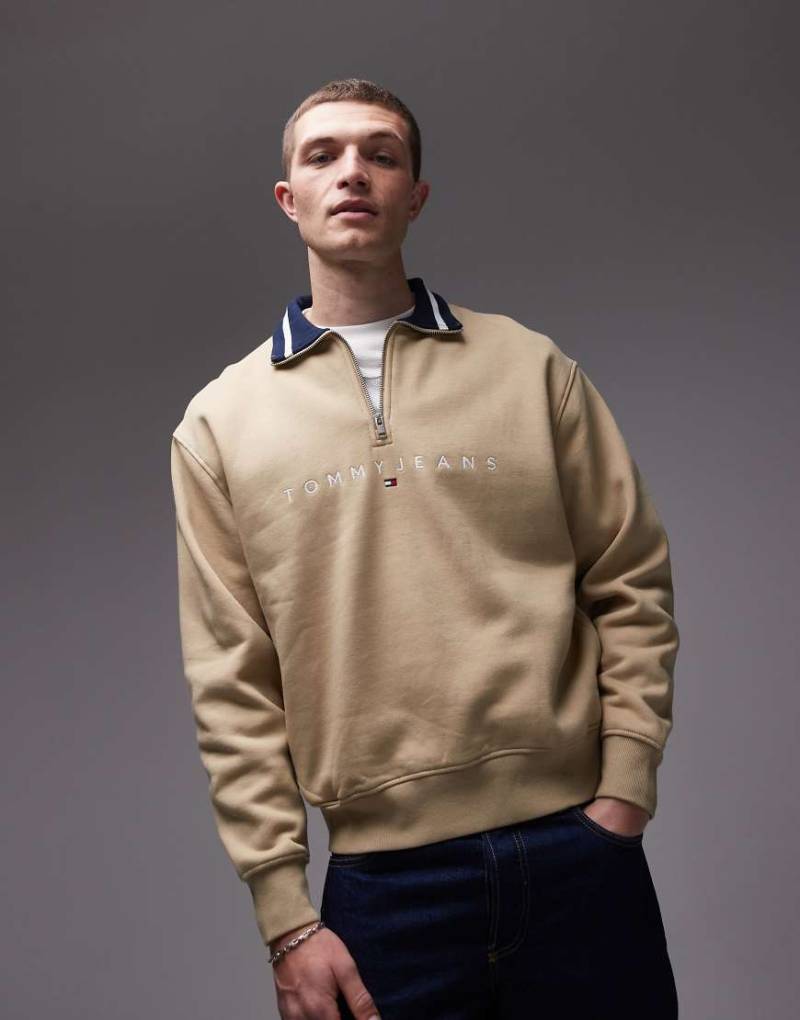 Tommy Jeans - Sweatshirt in Beige mit linearem Logo und kurzem Reißverschluss-Braun von Tommy Jeans