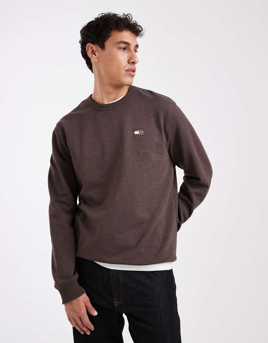 Tommy Jeans - Sweatshirt in Braun mit Flag-Logo auf der Brust-Brown von Tommy Jeans