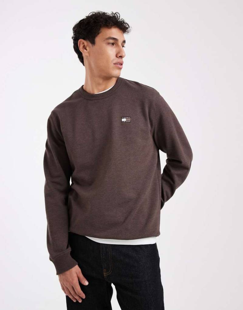 Tommy Jeans - Sweatshirt in Braun mit Flag-Logo auf der Brust-Brown von Tommy Jeans