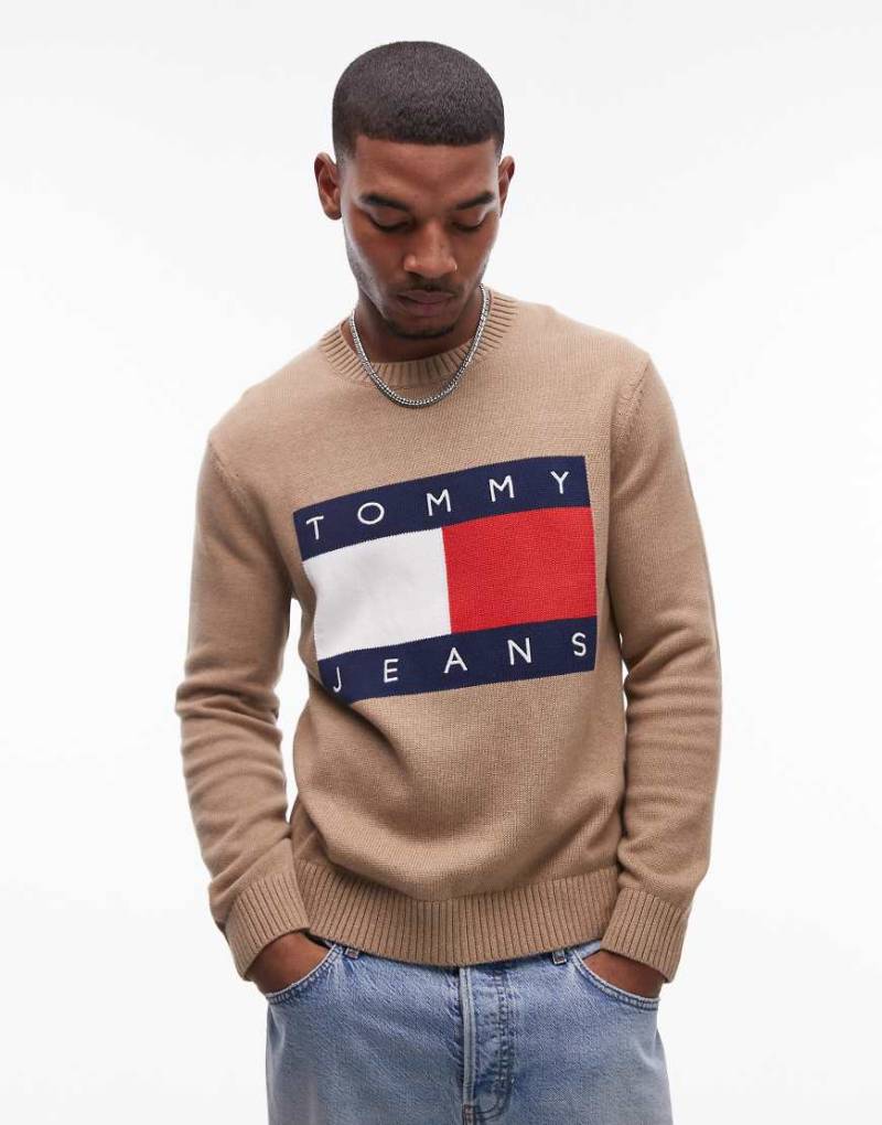 Tommy Jeans - Sweatshirt in Braun mit Flaggenlogo in normaler Passform von Tommy Jeans