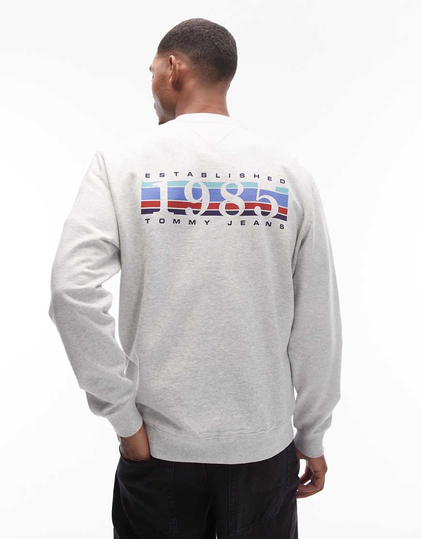 Tommy Jeans - Sweatshirt in Grau mit „1985"-Logo mit Farbverlauf auf der Brust von Tommy Jeans