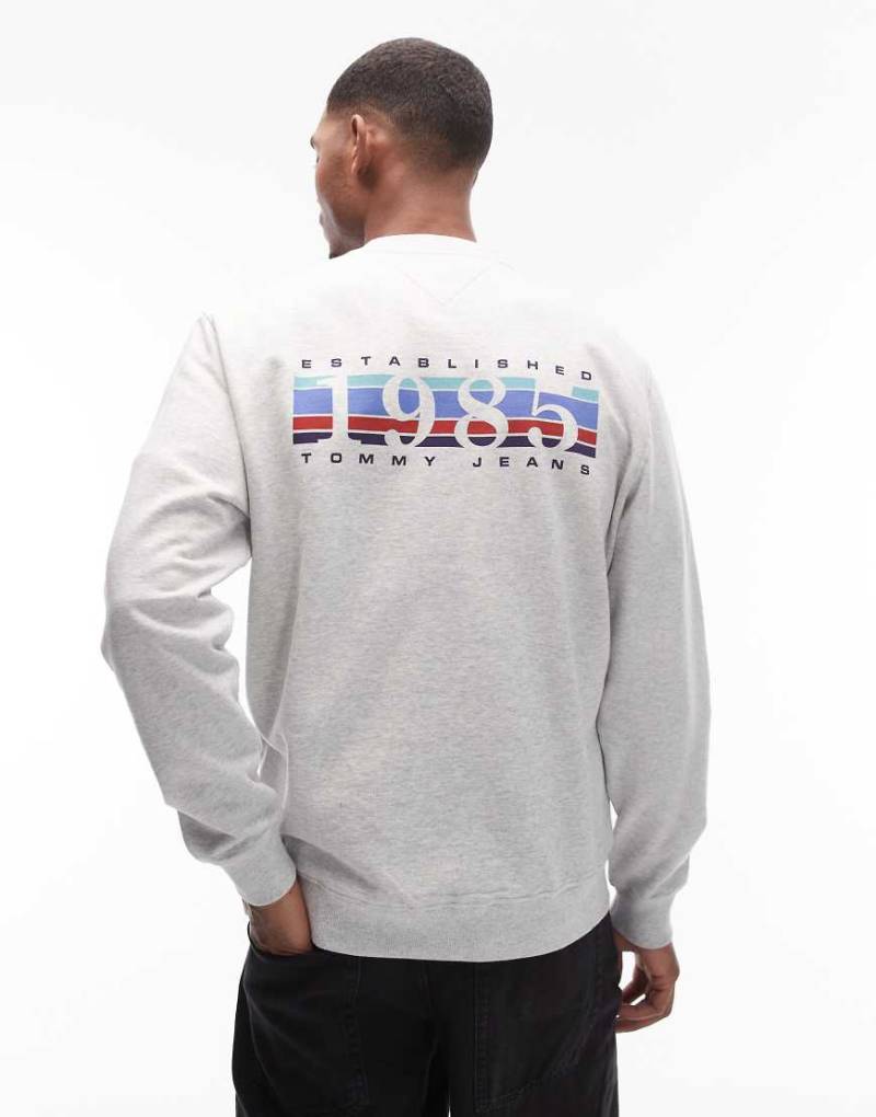 Tommy Jeans - Sweatshirt in Grau mit „1985"-Logo mit Farbverlauf auf der Brust von Tommy Jeans