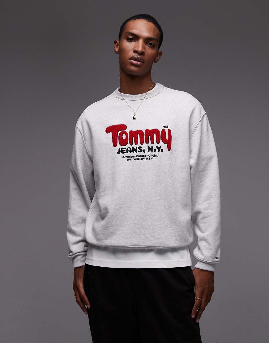 Tommy Jeans - Sweatshirt in Grau mit Bouclé-Logo in Rot von Tommy Jeans