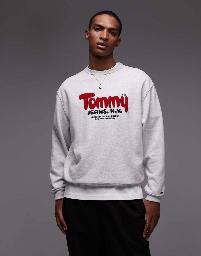 Tommy Jeans - Sweatshirt in Grau mit Bouclé-Logo in Rot von Tommy Jeans