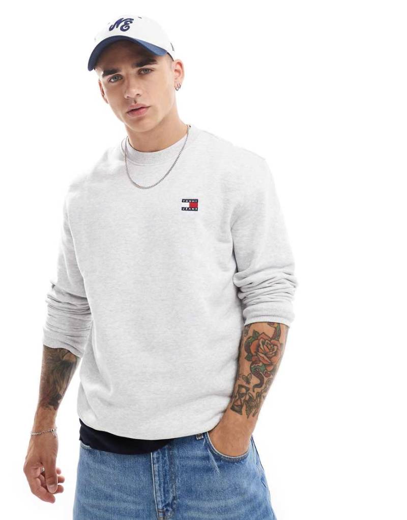 Tommy Jeans - Sweatshirt in Grau mit regulärem Schnitt und Logo-Aufnäher von Tommy Jeans