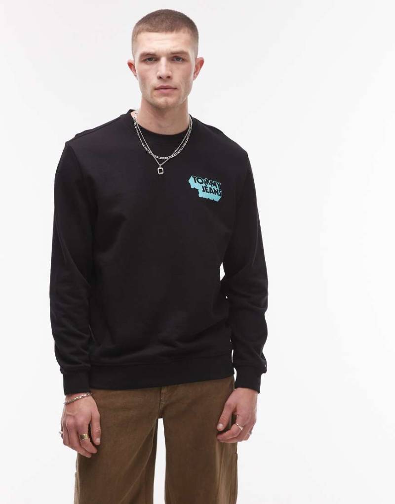 Tommy Jeans - Sweatshirt in Schwarz mit Stapel-Logo von Tommy Jeans