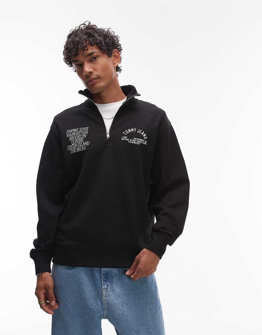 Tommy Jeans - Sweatshirt in Schwarz mit doppeltem Logo und kurzem Reißverschluss von Tommy Jeans