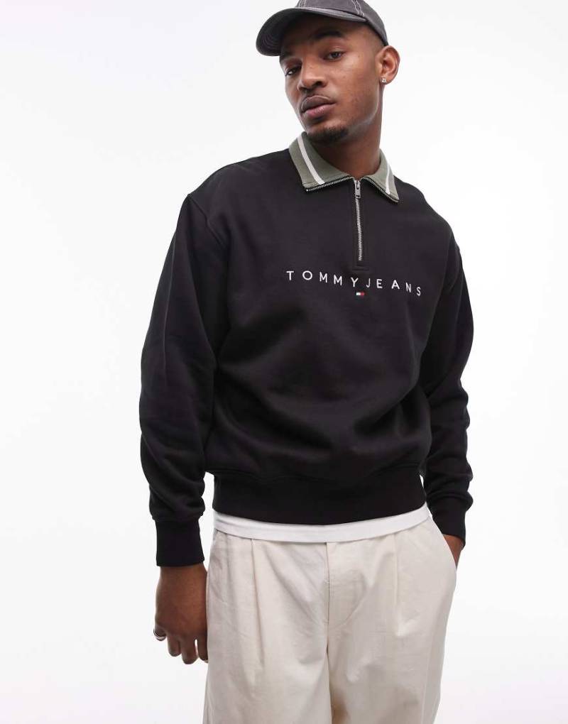 Tommy Jeans - Sweatshirt in Schwarz mit linearem Logo und kurzem Reißverschluss von Tommy Jeans