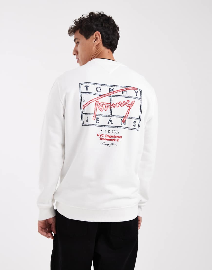 Tommy Jeans - Sweatshirt in Weiß mit Flag-Logo auf der Brust von Tommy Jeans