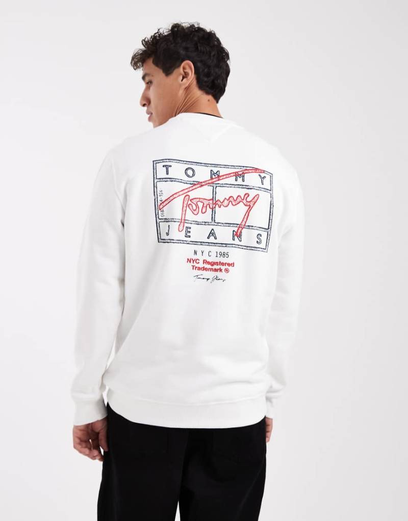Tommy Jeans - Sweatshirt in Weiß mit Flag-Logo auf der Brust von Tommy Jeans