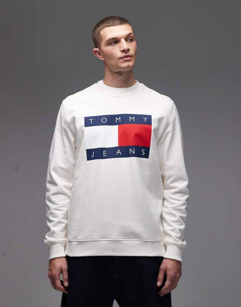 Tommy Jeans - Sweatshirt in Weiß mit großem Flaggenlogo von Tommy Jeans