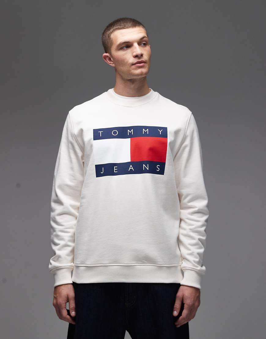 Tommy Jeans - Sweatshirt in Weiß mit großem Flaggenlogo von Tommy Jeans