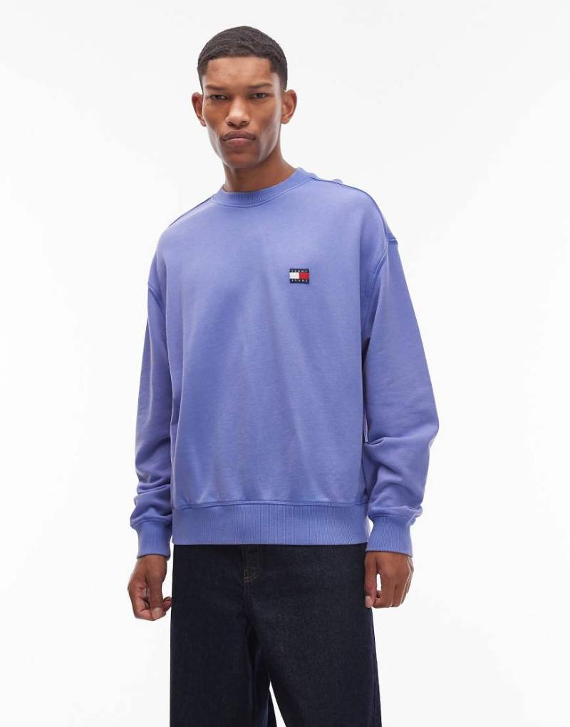 Tommy Jeans - Sweatshirt in verwaschenem Blau mit Badge von Tommy Jeans