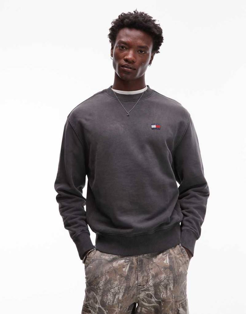 Tommy Jeans - Sweatshirt in verwaschenem Schwarz mit Aufnäher von Tommy Jeans