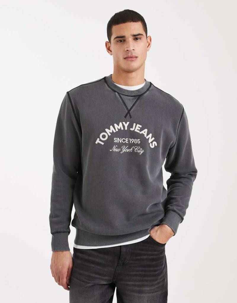 Tommy Jeans - Sweatshirt in verwaschenem Schwarz mit mittiger, bogenförmiger Logoapplikation von Tommy Jeans