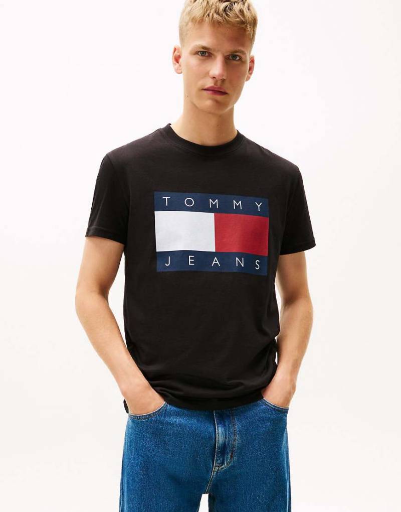 Tommy Jeans - T-Shirt aus Jersey in Schwarz mit Flaggen-Aufnäher und Rundhalsausschnitt von Tommy Jeans
