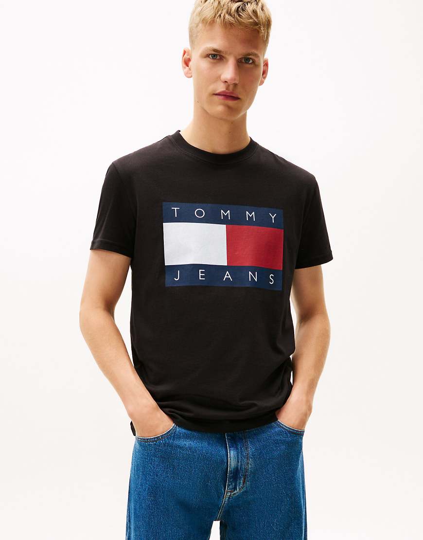 Tommy Jeans - T-Shirt aus Jersey in Schwarz mit Flaggen-Aufnäher und Rundhalsausschnitt von Tommy Jeans