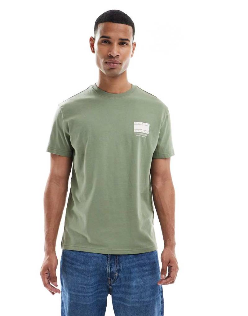Tommy Jeans - T-Shirt in Armeegrün mit Grafik von Tommy Jeans