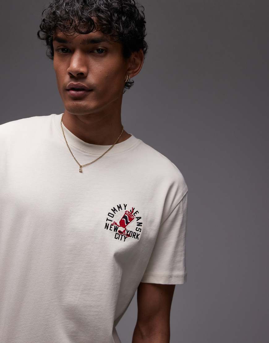 Tommy Jeans - T-Shirt in Beige mit Grafik auf der linken Brustseite-Neutral von Tommy Jeans