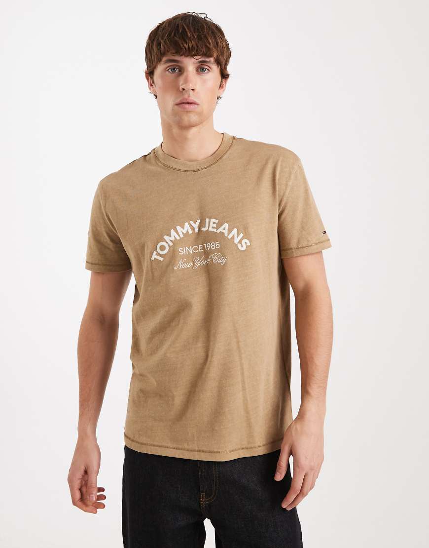 Tommy Jeans - T-Shirt in Beige mit mittigem Bogen-Logo-Neutral von Tommy Jeans