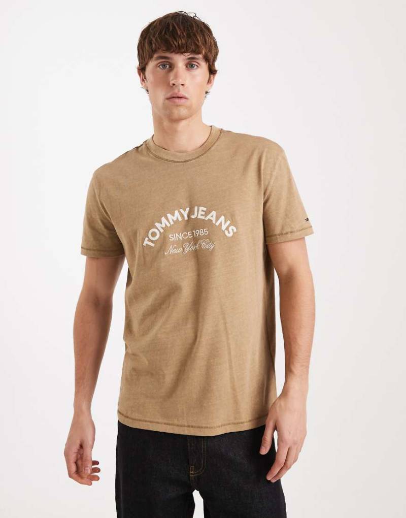 Tommy Jeans - T-Shirt in Beige mit mittigem Bogen-Logo-Neutral von Tommy Jeans