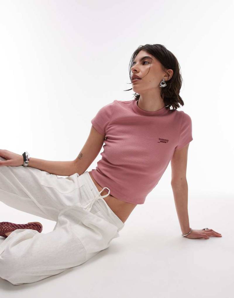 Tommy Jeans - T-Shirt in Blassrosa mit dezentriertem Schriftzug-Logo von Tommy Jeans