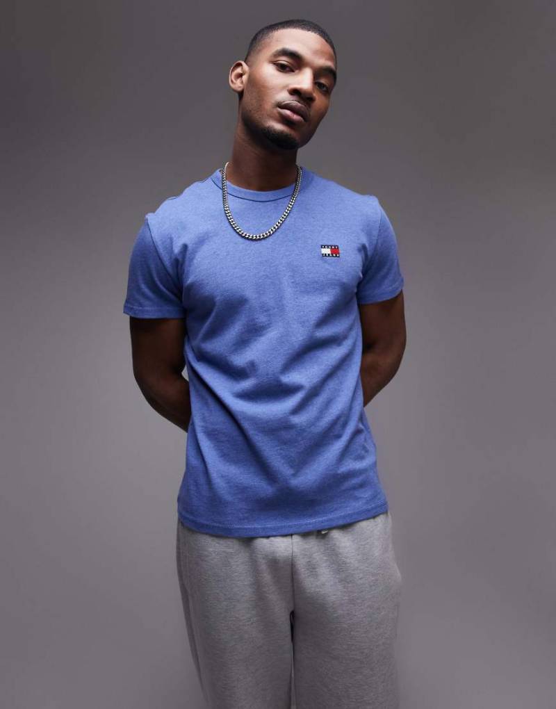Tommy Jeans - T-Shirt in Blau meliert mit regulärem Schnitt und Logo-Aufnäher von Tommy Jeans