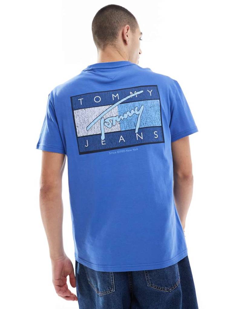 Tommy Jeans - T-Shirt in Blau mit Flag-Grafik als Rückenprint von Tommy Jeans