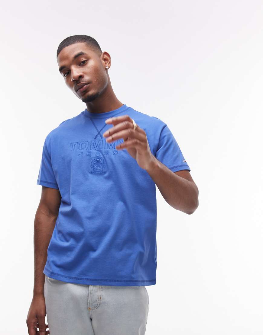 Tommy Jeans - T-Shirt in Blau mit farblich abgestimmtem Wappenlogo von Tommy Jeans