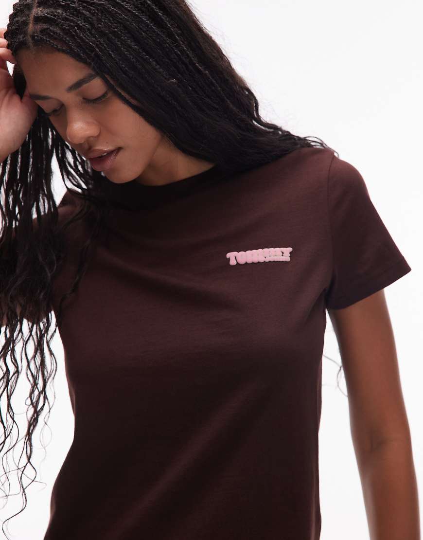 Tommy Jeans - T-Shirt in Braun mit Grafik-Logo auf der Brust und Rückenprint von Tommy Jeans