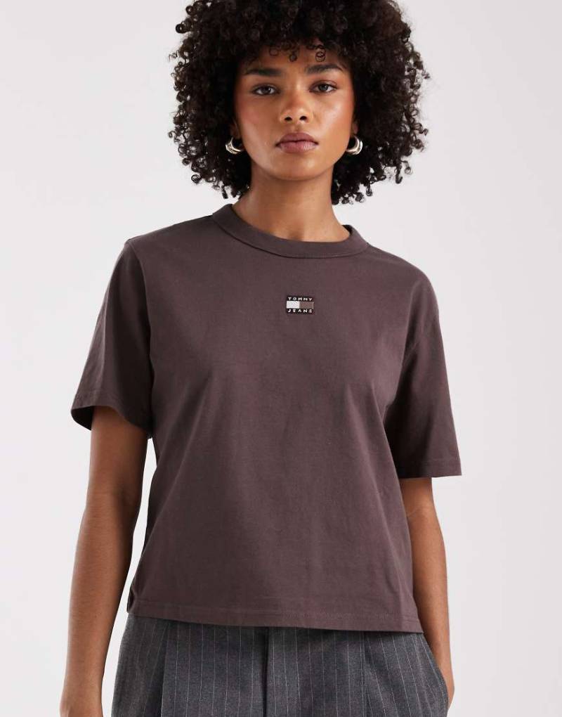 Tommy Jeans - T-Shirt in Braun mit kastigem Schnitt und Logoaufnäher-Brown von Tommy Jeans