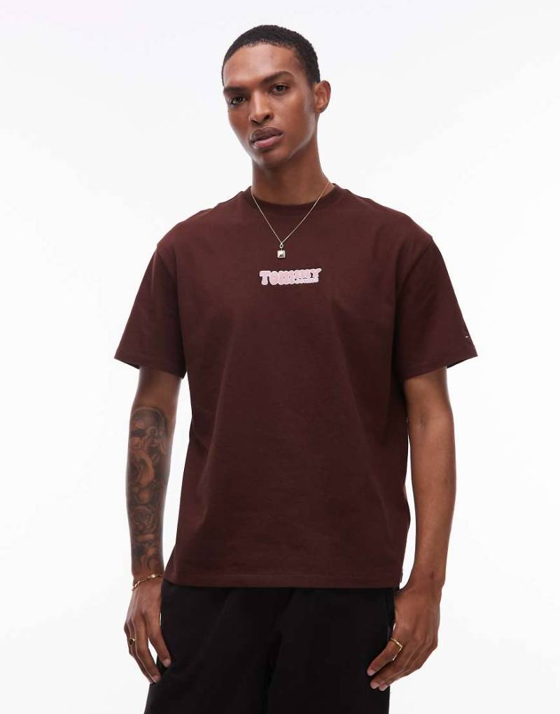 Tommy Jeans - T-Shirt in Braun mit mittigem Front-Logo-Brown von Tommy Jeans