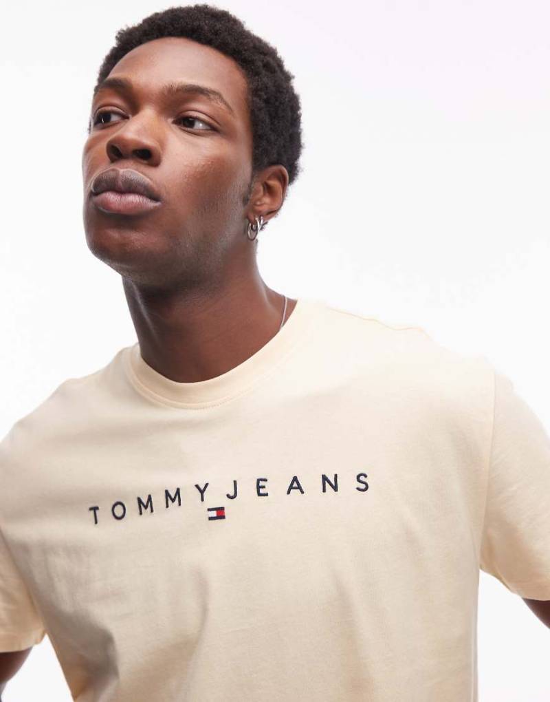 Tommy Jeans - T-Shirt in Buttergelb mit linearem Logo-Weiß von Tommy Jeans