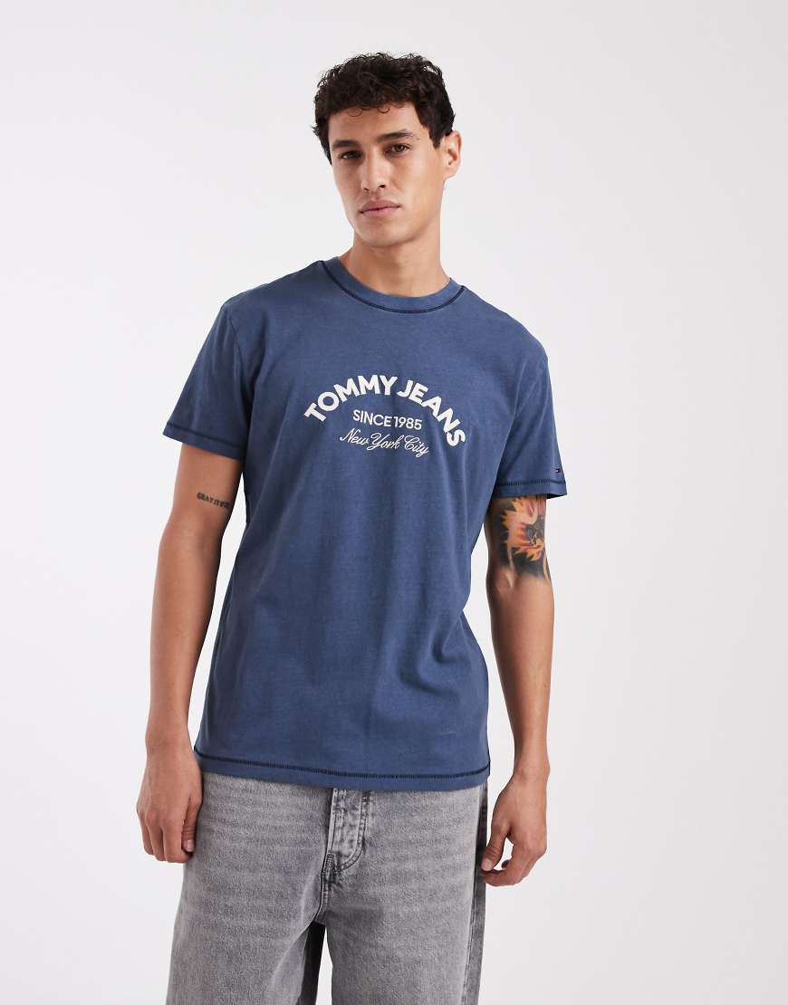 Tommy Jeans - T-Shirt in Dunkelblau mit mittigem Arch-Logo von Tommy Jeans