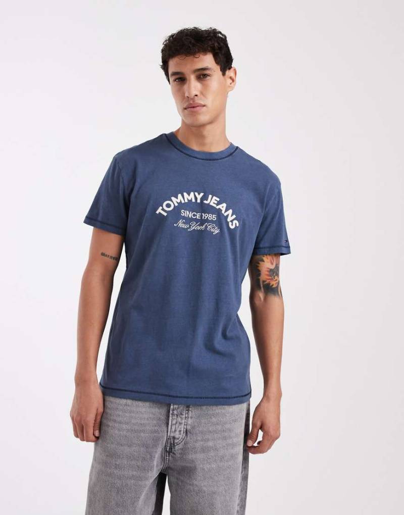 Tommy Jeans - T-Shirt in Dunkelblau mit mittigem Arch-Logo von Tommy Jeans